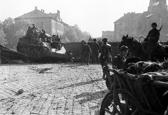 Tank Rudé armády překonává při osvobozování Olomouce u ulice Komenského jeden...