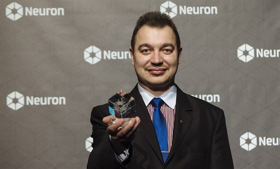 Docent Jaroslav Hrabák s cenou Neuron pro vědce do 40 let