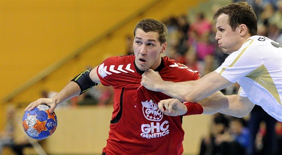 Český házenkář Tomáš Babák v utkání se Švýcarskem.