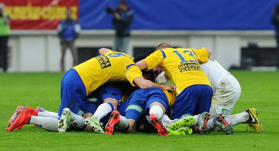 Teplití fotbalisté se radují po vyrovnávacím gólu v nastavení.