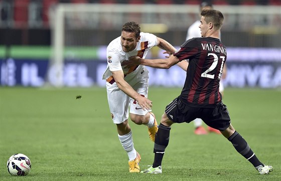 Marco van Ginkel  z AC Milán (vpravo) a Francesco Totti z AS ím bojují o mí.