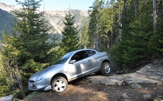 Auto se zaseklo nad Obím dolem v Krkonoích (4.5.2014).