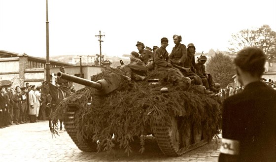 Stíhač tanků SS k větnu 1945 v Náchodě na křižovatce u Itálie před vjezdem do...