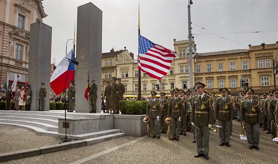 Vzpomínkový akt u pomníku Díky, Ameriko! u píleitosti 70. výroí konce 2....