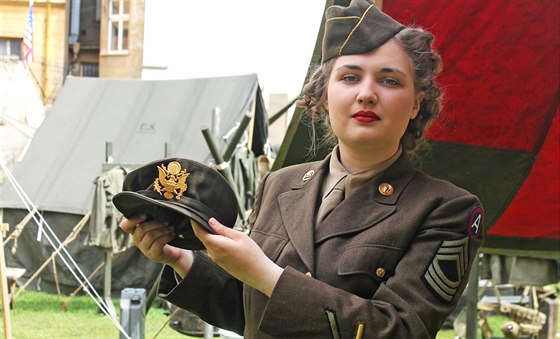 Štěpánka Skálová v uniformě pomocných jednotek WAC ukazuje čepici, kterou...