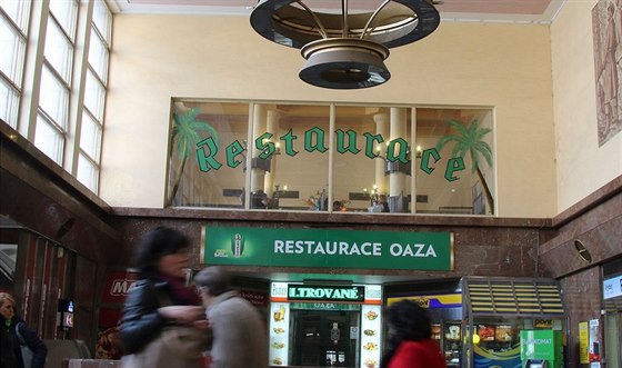 Hosté restaurace Oáza na Smíchov shlíí na shon místního nádraí.