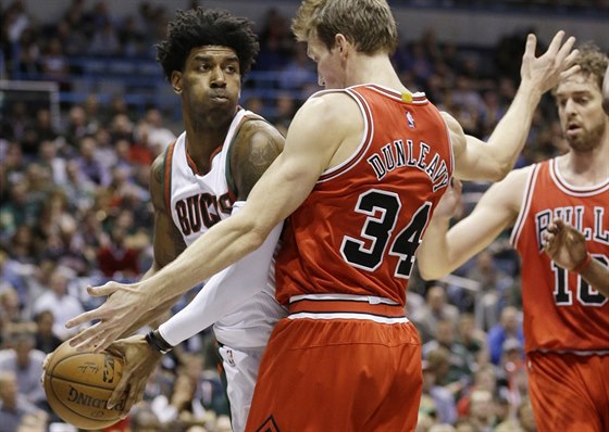 Chicagský basketbalista Mike Dunleavy brání  O.J. Maya z Milwaukee Bucks.