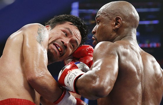 Floyd Mayweather Jr. (vpravo) a Manny Pacquiao v souboji o titul  mistra svta...