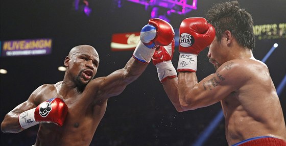 Floyd Mayweather Jr. (vlevo) a Manny Pacquiao v souboji o titul mistra svta ve...