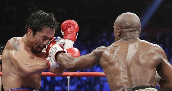 Floyd Mayweather Jr. (vpravo) a Manny Pacquiao v souboji o titul mistra svta...