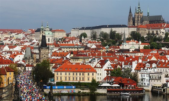 Na tra Praského maratonu se vydaly tradin tisíce bc.