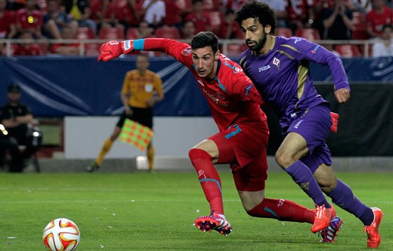 Mohamed Salah (vpravo) z Fiorentiny v souboji s gólmanem Sergiem Ricem ze...