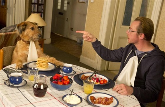 Simon Pegg a pes mluvící hlasem Robina Williamse ve filmu Absolutn cokoli...