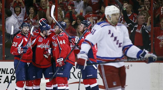 Hokejisté Washingtonu gratulují Jayi Beagleovi ke gólu proti New York Rangers,