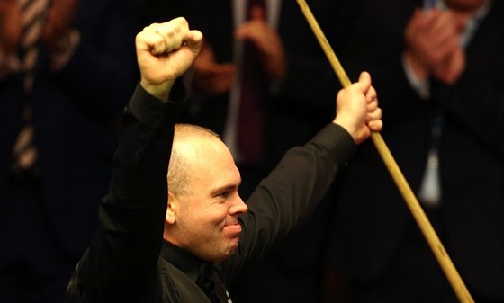 Stuart Bingham se raduje z titulu snookerového mistra svta.