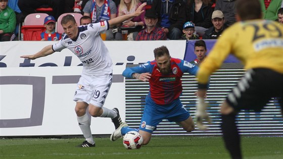 Plzeský útoník Jan Holenda (vpravo) a Radek Mezlík ze Slovácka v ligovém...