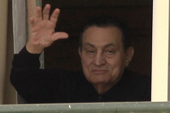 Bývalý egyptský prezident Husní Mubarak zdraví píznivce z okna nemocnice...