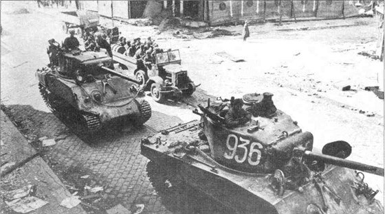 Sovětská 6. gTA s tanky Sherman v Brně