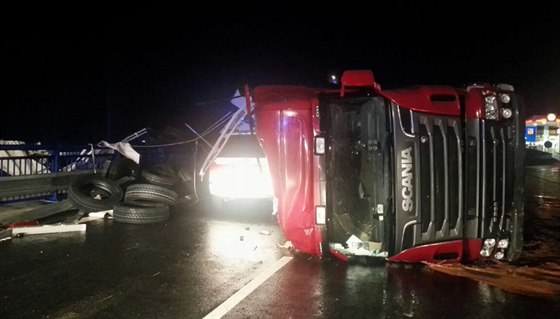 Nehoda kamionu a osobního auta na 44. km D1 (6. kvtna 2015)