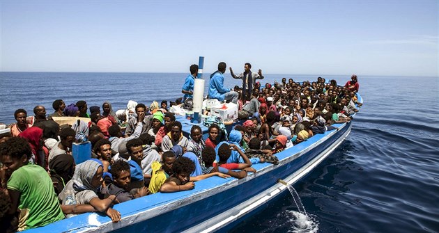 Nejméně 61 migrantů zřejmě zahynulo u Libye. Vlny potopily jejich plavidlo