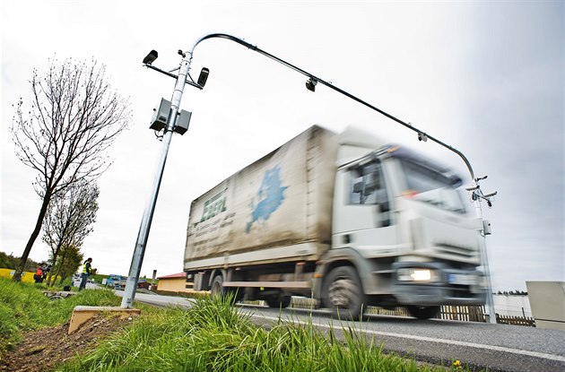 Krajské cesty mají před přetíženými náklaďáky chránit vysokorychlostní váhy