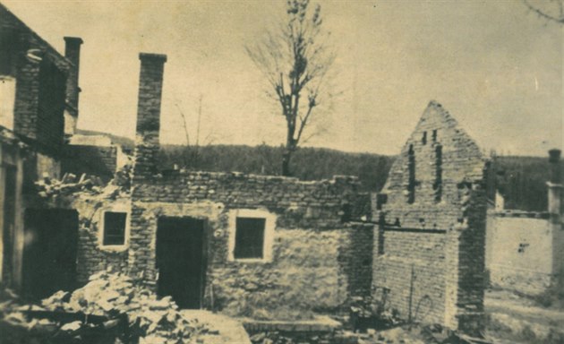 Dvr domu v Javoíku, v nm ily Aneka Suchánková a Kvtoslava Maidlová, a...