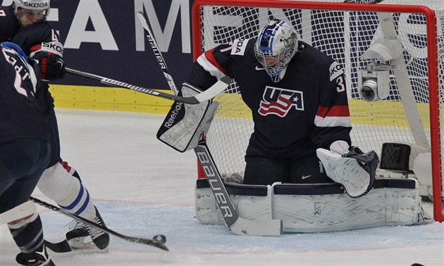 Branká� Connor Hellebuyck je jedním z p�ti amerických hokejist� v nominaci na leto�ní MS, kte�í vlastní bronzovou medaili z Prahy 2015.