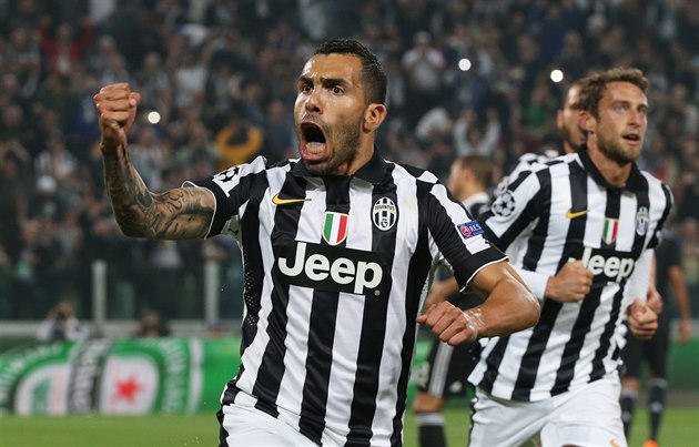 JE TO TAM! Carlos Tévez (vlevo), úto�ník Juventusu Turín, oslavuje sv�j gól z...