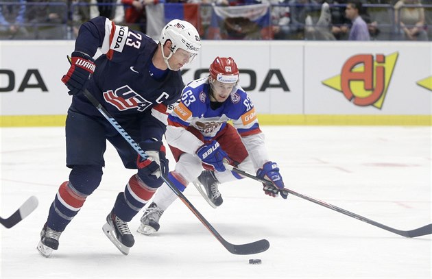 Matt Hendricks (vlevo) dovedl p�ed rokem v Praze tým USA coby kapitán k bronzovým medailím.  Chyb�t nebude ani na leto�ním turnaji.