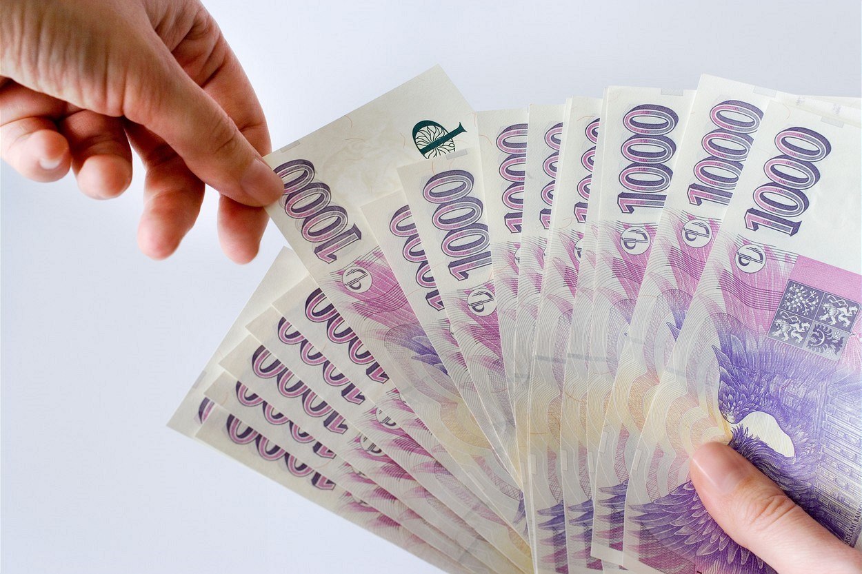 �et�it se dá i naplánováním budoucích výdaj�. ��lov�k pak podléhá mén� impulzivním nákup�m, kdy se nechá zlákat reklamní nabídkou, slevovou akcí �i módními vlnami, a p�itom zbo�í zase tolik nepot�ebuje,� �íká analytik Du�an �ídlo.