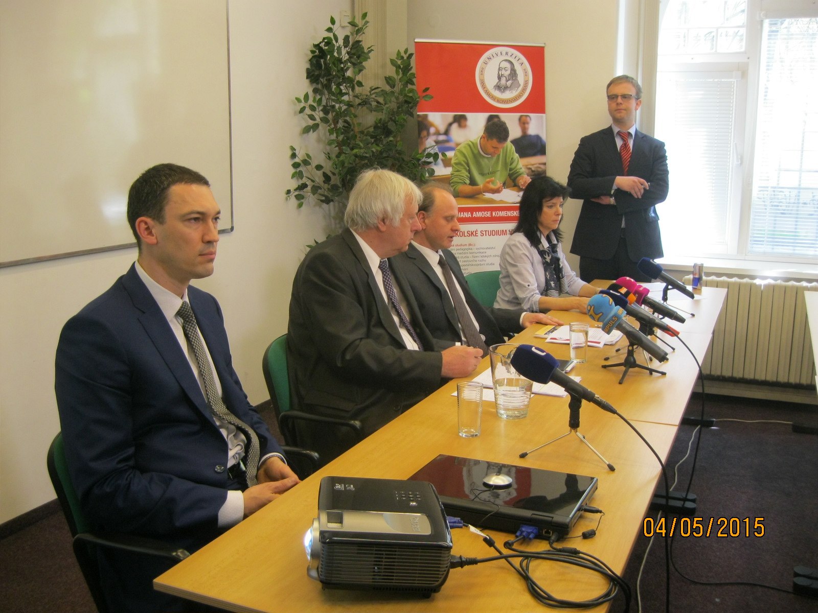 P�edstavitelé Univerzity Jana Amose Komenského b�hem tiskové konference (4. 5....