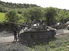 Bojovníci povstalecké koalice Daí al-Fatah v provincii Latakíja (29. dubna...