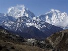 Horolezec na cest od Mount Everestu. V pozadí hora Thamserku. (3. kvtna 2014)