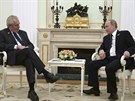 �eský prezident Milo� Zeman (vlevo) s ruským prezidentem Vladimirem Putinem (9....