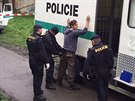 Policisté odvádjí jednoho ze squater z praské usedlosti Cibulka (6.5.2015)