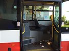 P�i nehod� autobusu a osobn�ho auta v pra�sk� Hostiva�i se zranili t�i lid�...