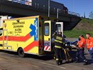 P�i nehod� autobusu a osobn�ho auta v pra�sk� Hostiva�i se zranili t�i lid�...