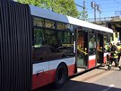 P�i nehod� autobusu a osobn�ho auta v pra�sk� Hostiva�i se zranili t�i lid�...