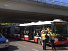 P�i nehod� autobusu a osobn�ho auta v pra�sk� Hostiva�i se zranili t�i lid�...
