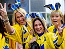 MODRO-ŽLUTÉ NADŠENÍ. Švédské fanynky, které se vyzdobily do národních barev, si...
