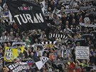 TIFOSI. Fanouci italského Juventusu Turín si uívají semifinálový zápas proti...