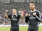 TÝMOVÁ RADOST. Fotbalisté Realu Madrid se radují z vyrovnávacího gólu v...