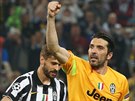 VÍTZNÁ RADOST. Fotbalisté Juventusu Turín oslavují výhru 2:1 v úvodním...