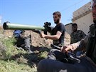 Rebelové z Armády islámu pi bojích v oblasti Ghúta nedaleko Damaku (4. kvtna...