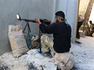 Rebelové z Armády islámu pi bojích v oblasti Ghúta nedaleko Damaku (4. kvtna...