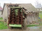 patn zajitný traktor skonil ve stodole.
