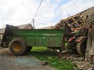 patn zajitný traktor skonil ve stodole.