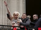 Aktivistky z hnutí Femen naruily prvomájové shromádní francouzské Národní...