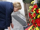 Nmeck kanclka Angela Merkelov poloila vnec u pamtnku v Dachau bhem...
