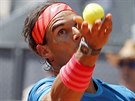 Rafael Nadal servíruje v semifinále madridského turnaje proti Tomái Berdychovi.